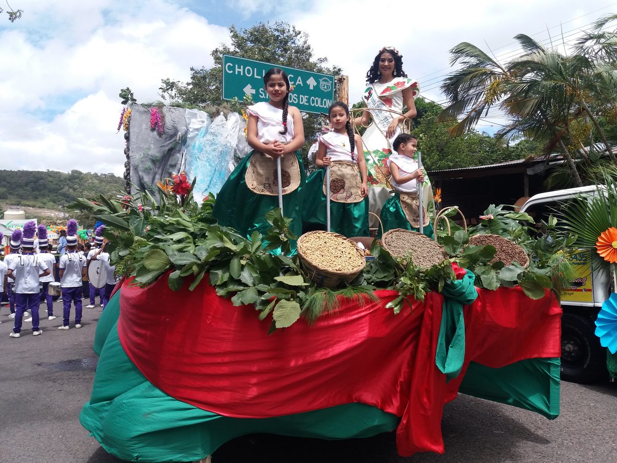 Carroza alegórica en la Feria del Café de San Marcos de Colón