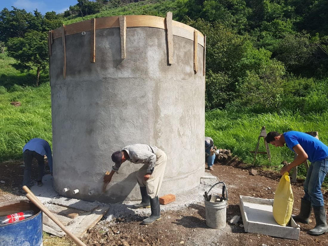 Tanque de agua potable en etapa final de construcción