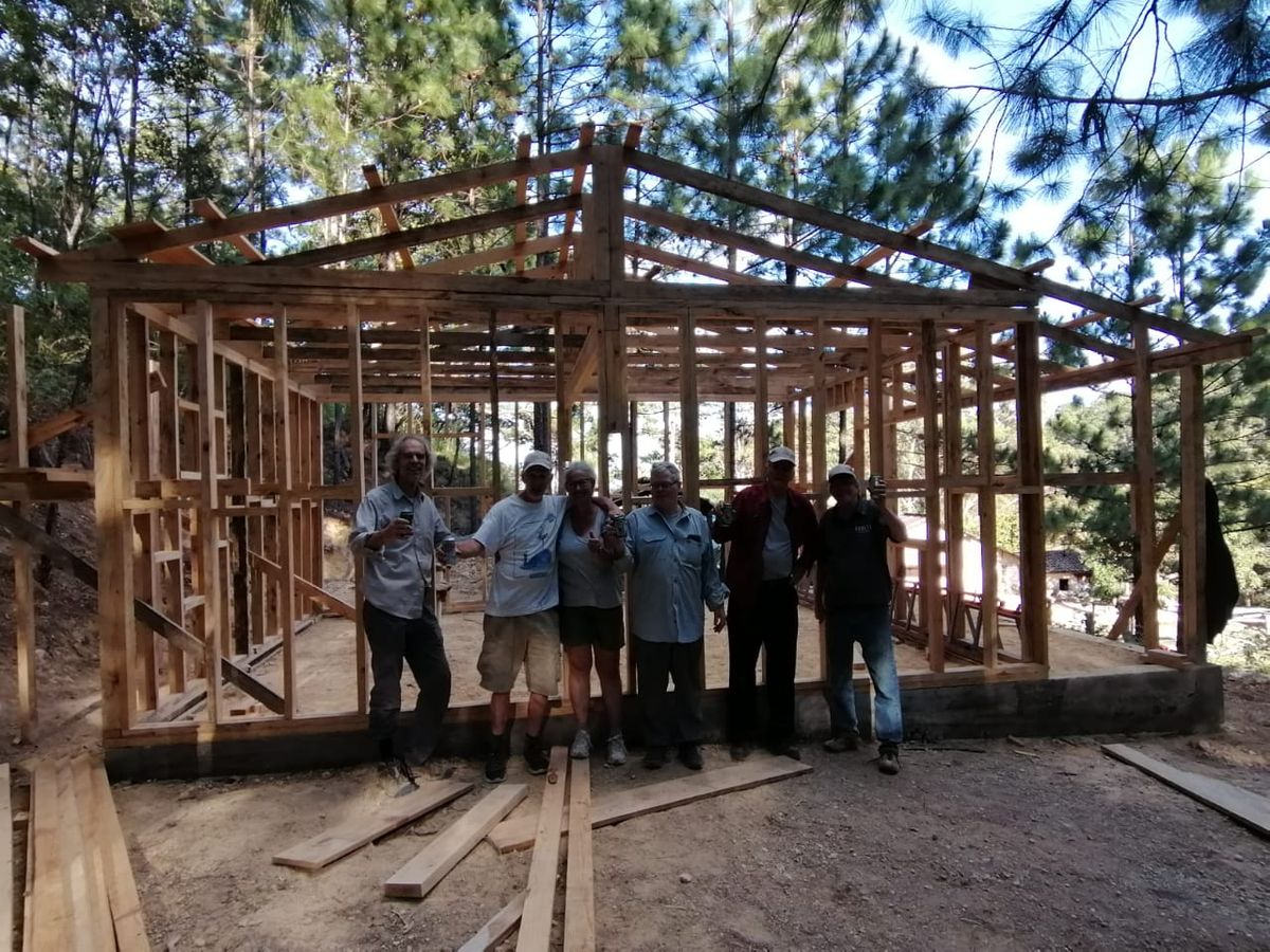 Comunidad construyendo una obra de infraestructura local